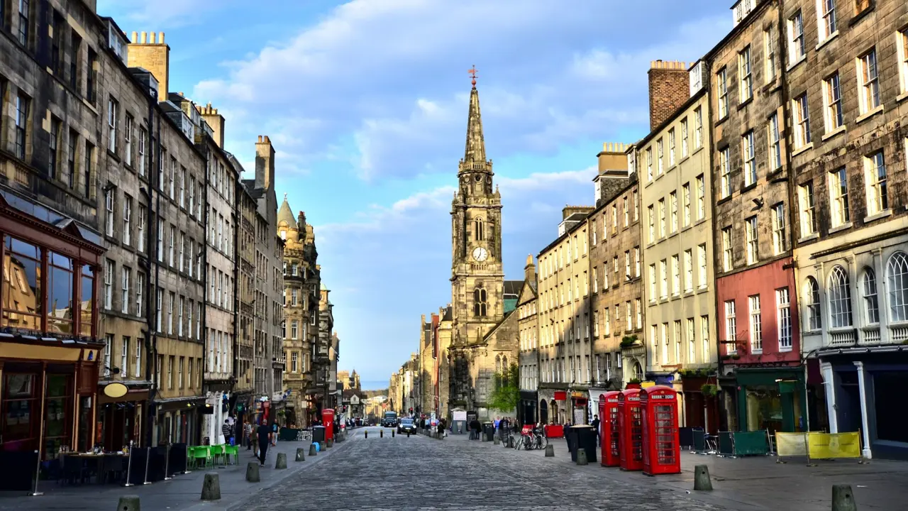The Royal Mile street with the Tron Kirk church on the right