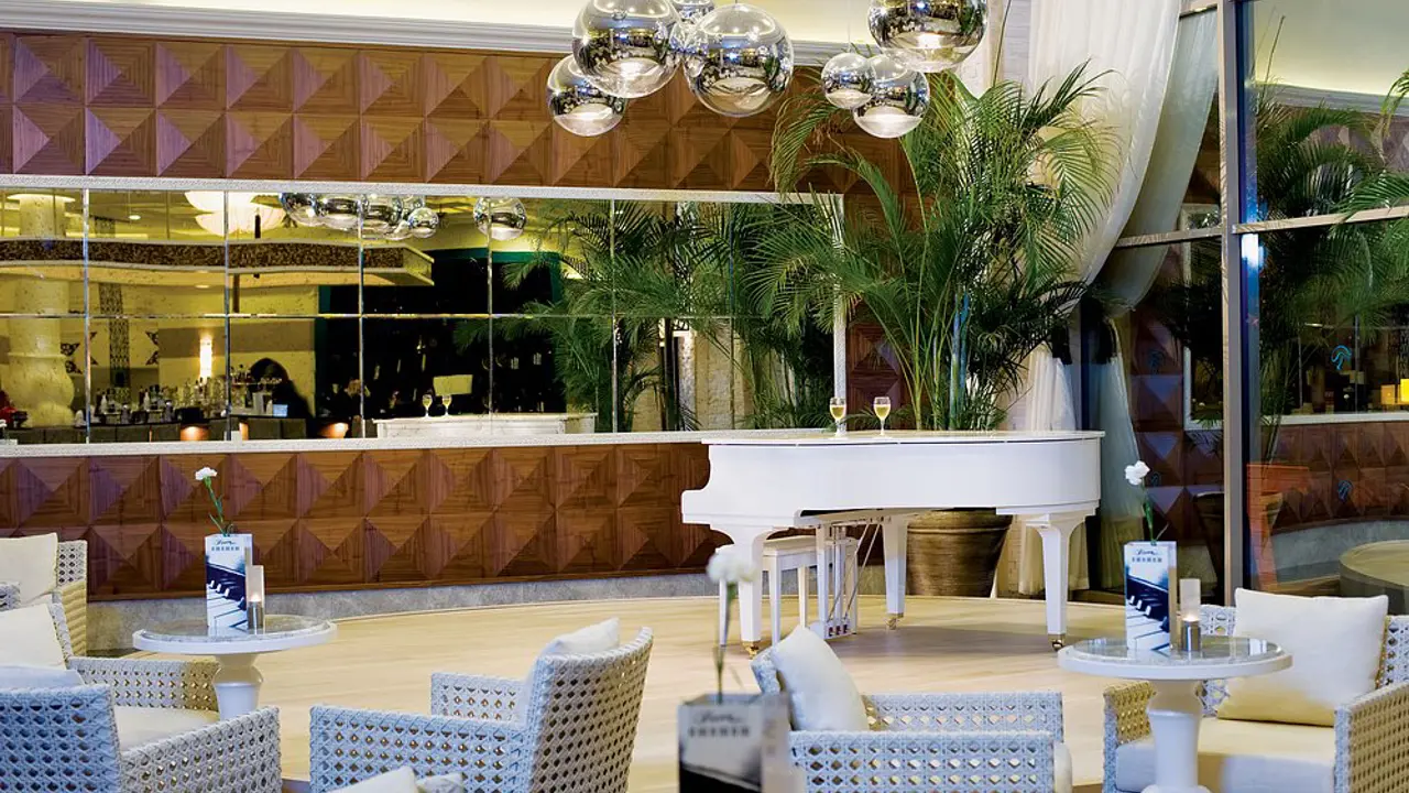 Paloma Pasha, Ozdere, bar