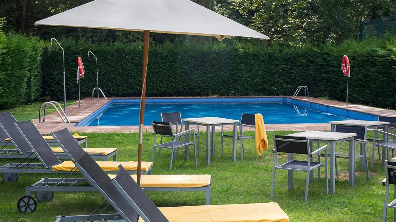 Parador de Limpias, Limpias, pool