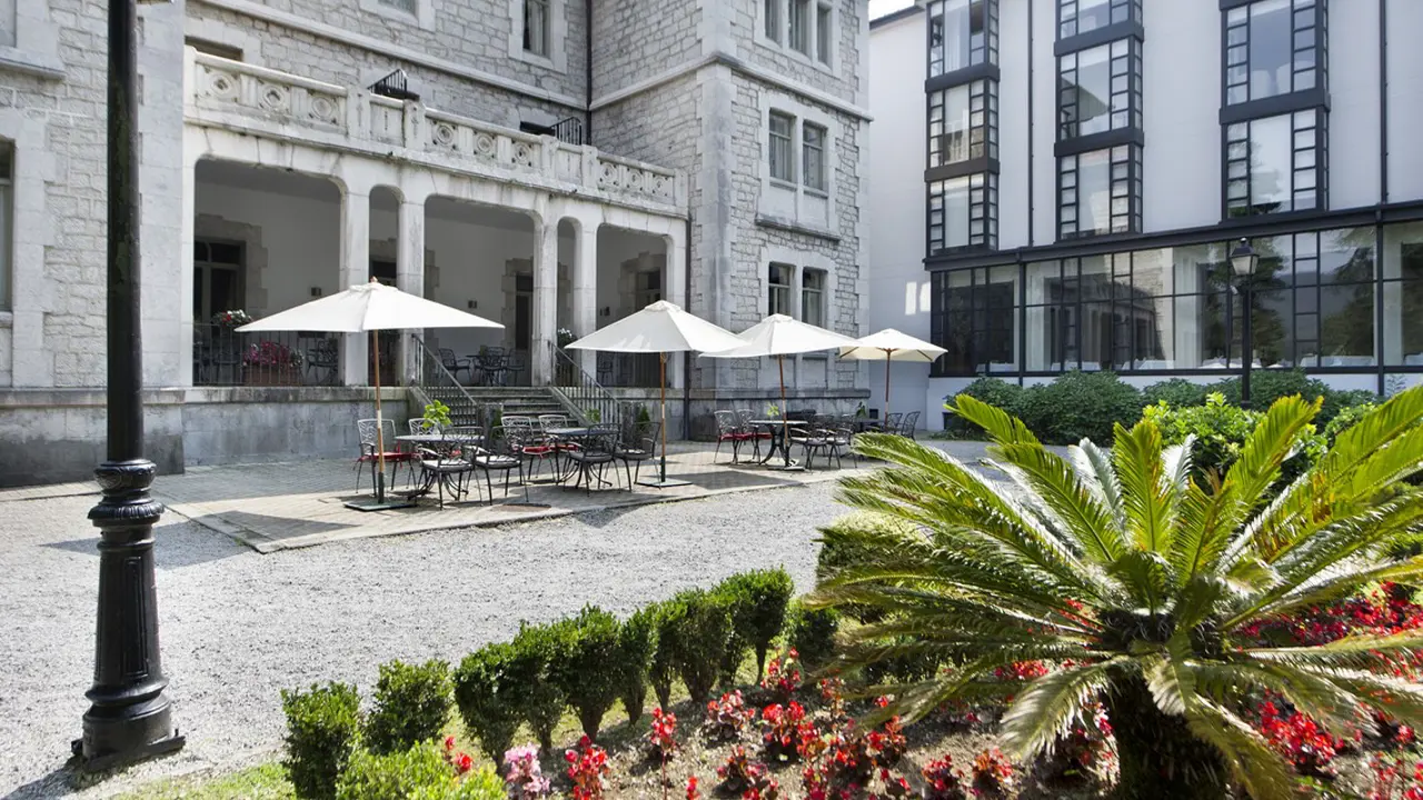Parador de Limpias, Limpias, outside seating