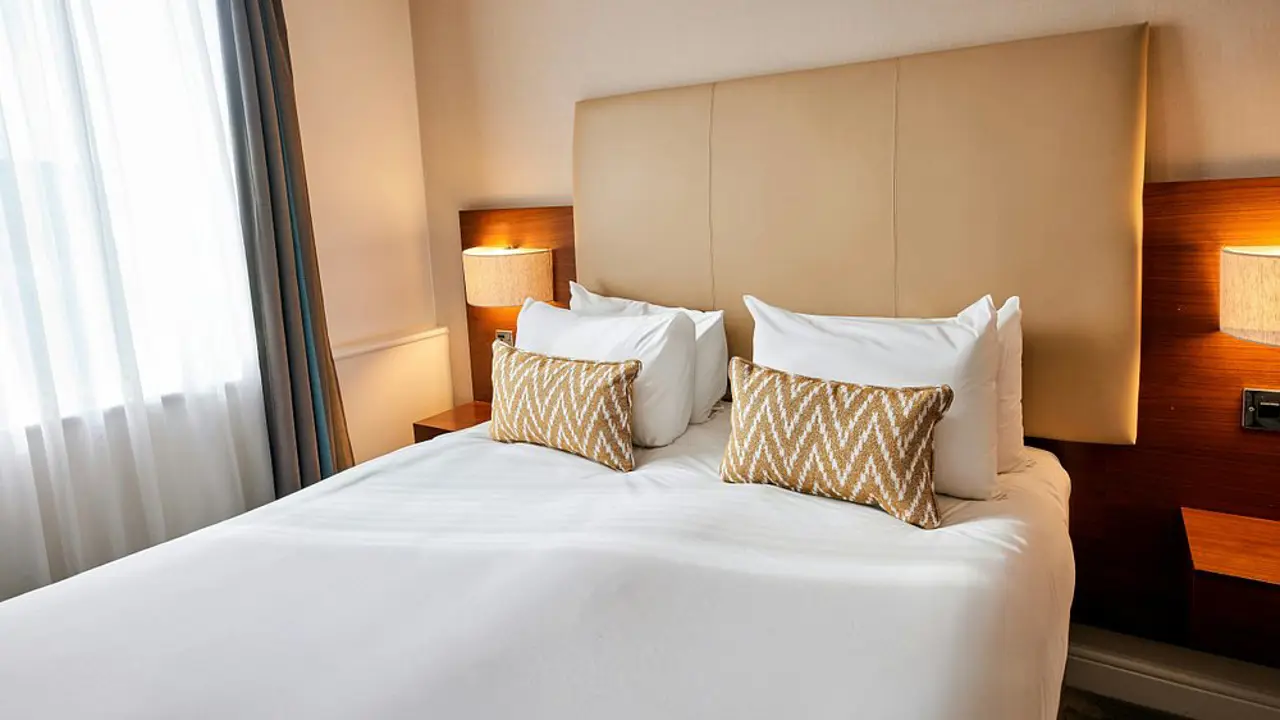 Thistle London Piccadilly, London, Bedroom