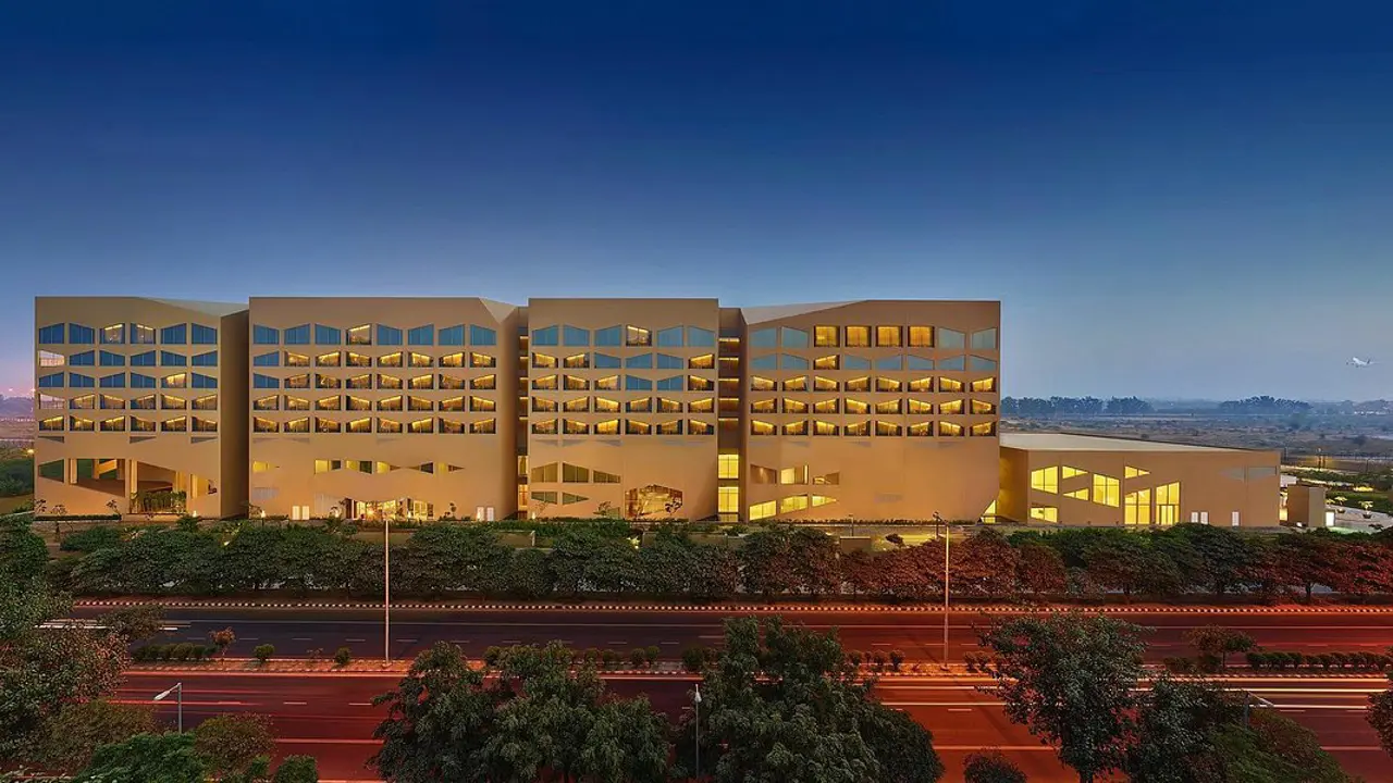 Taj Vivanta, Delhi, exterior