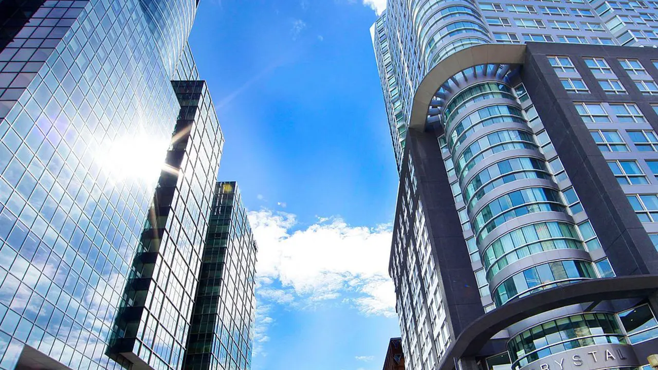 Warwick Le Crystale, Montreal, exterior