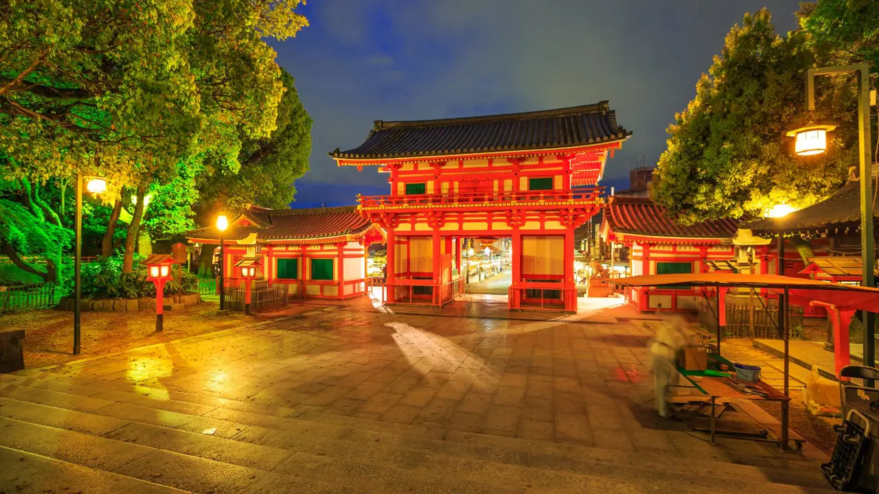 Main Gate of Yasaka Shrine, between Gion District and Higashiyama District, Kyoto, Japan