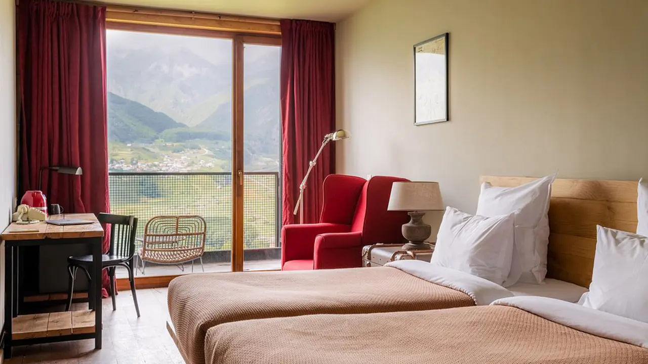 Rooms Hotel Kazbegi, Stepantsminda, bedroom