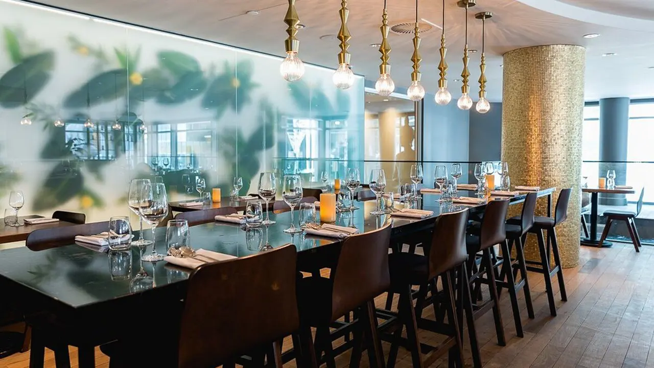 Warwick Le Crystale, Montreal, dining