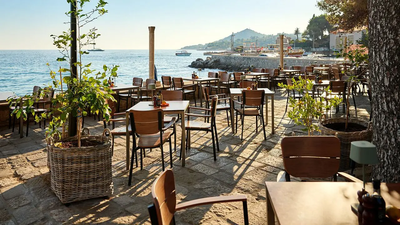 Hotel Astarea, Mlini, terrace seating