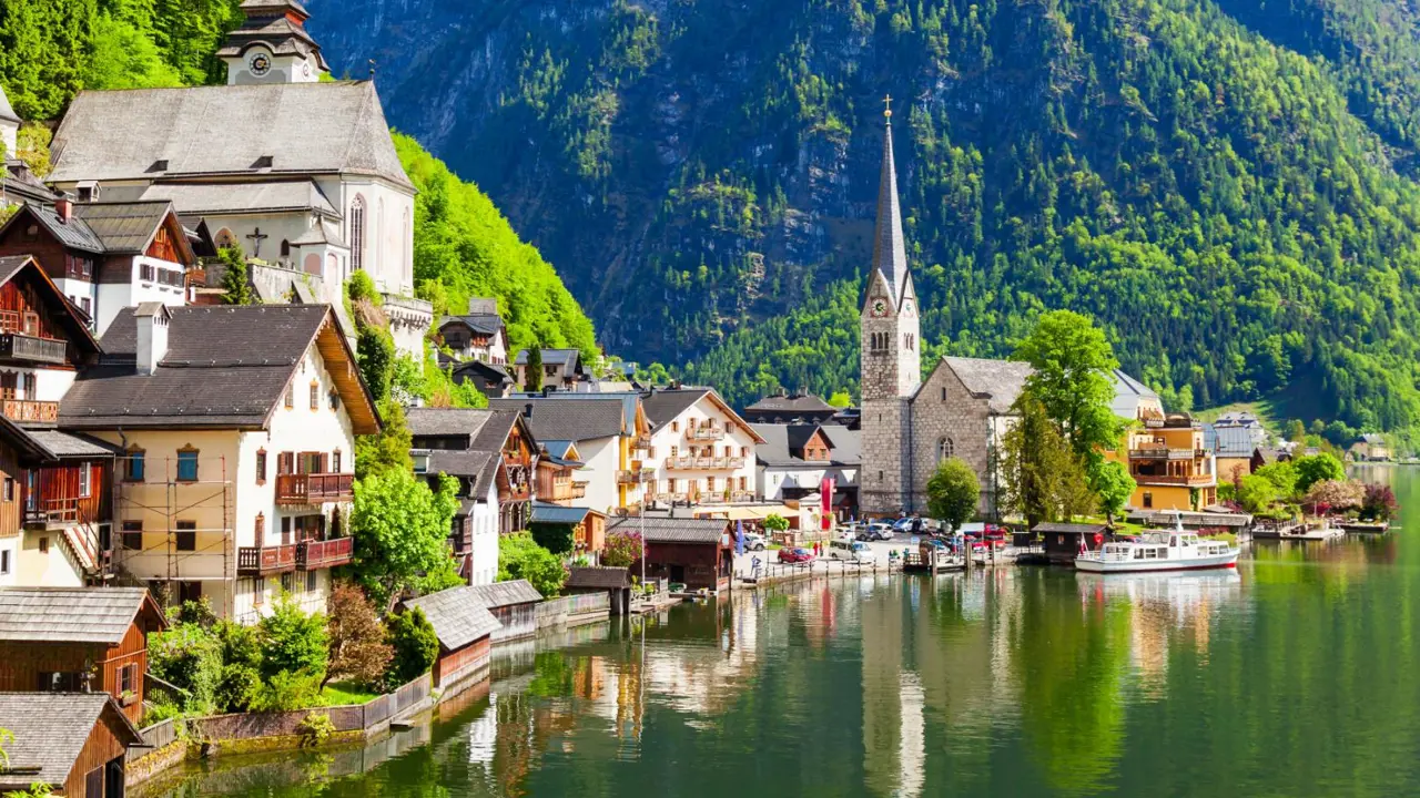 Hallstatt old town and Hallstatter See