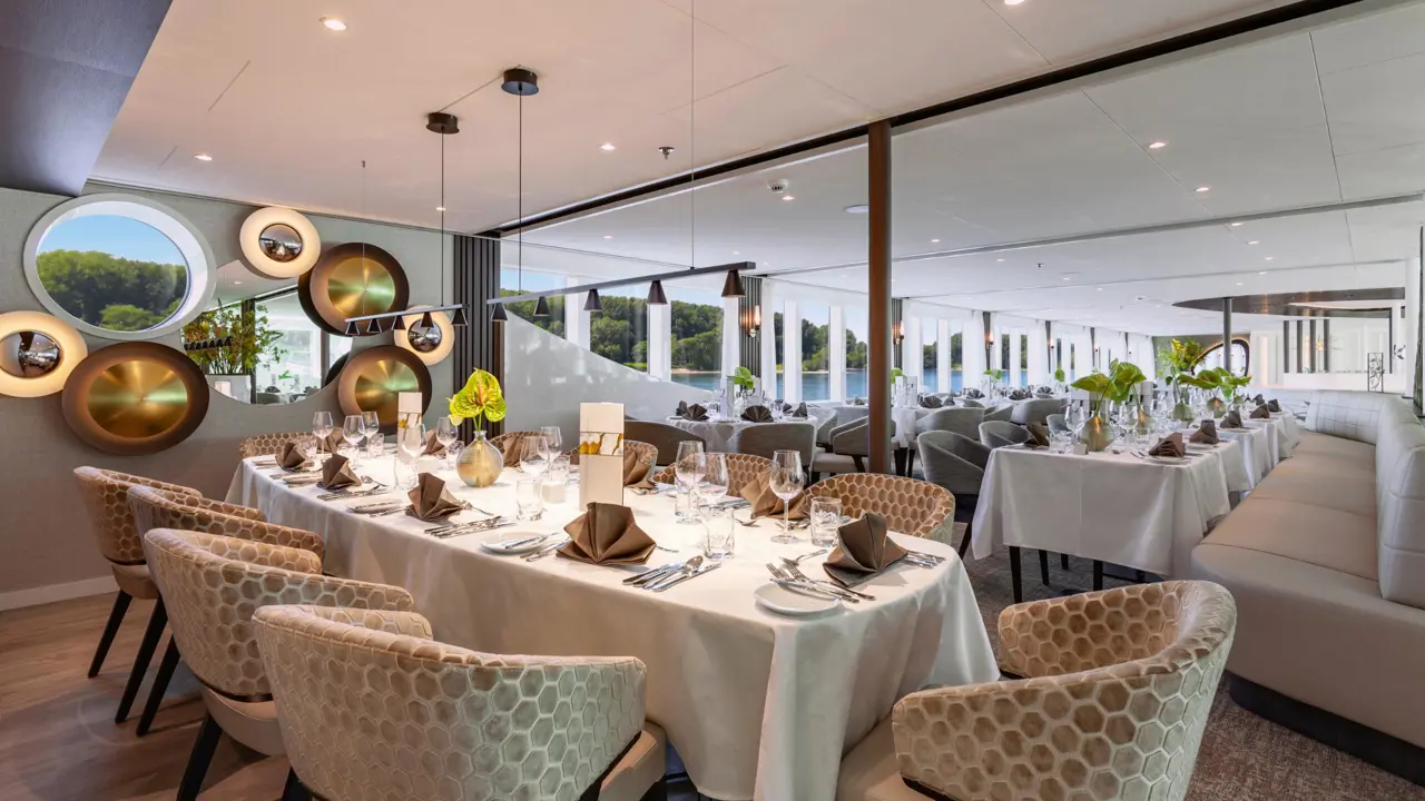 AMADEUS Cara Panorama Restaurant Day Captain S Table Panorama Restaurant Details Lueftner Cruises Amadeus Moving Pictures