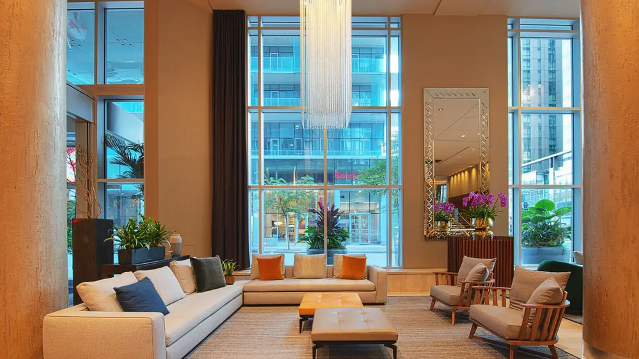 Warwick Le Crystale, Montreal, lobby