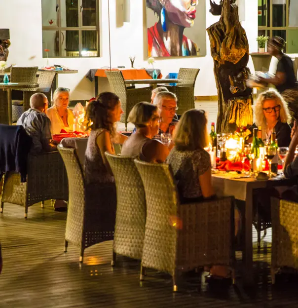 Sebatana Rhino Lodge, guests enjoying dinner