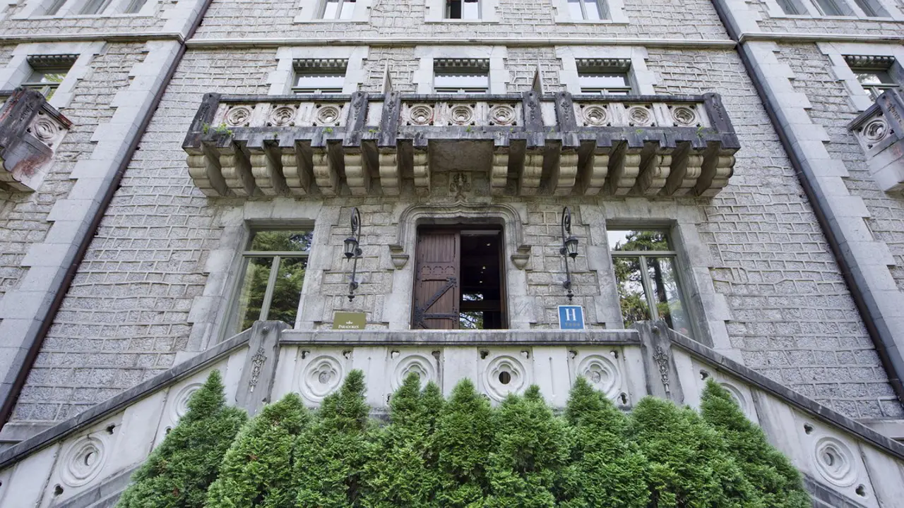Parador de Limpias, Limpias, entrance