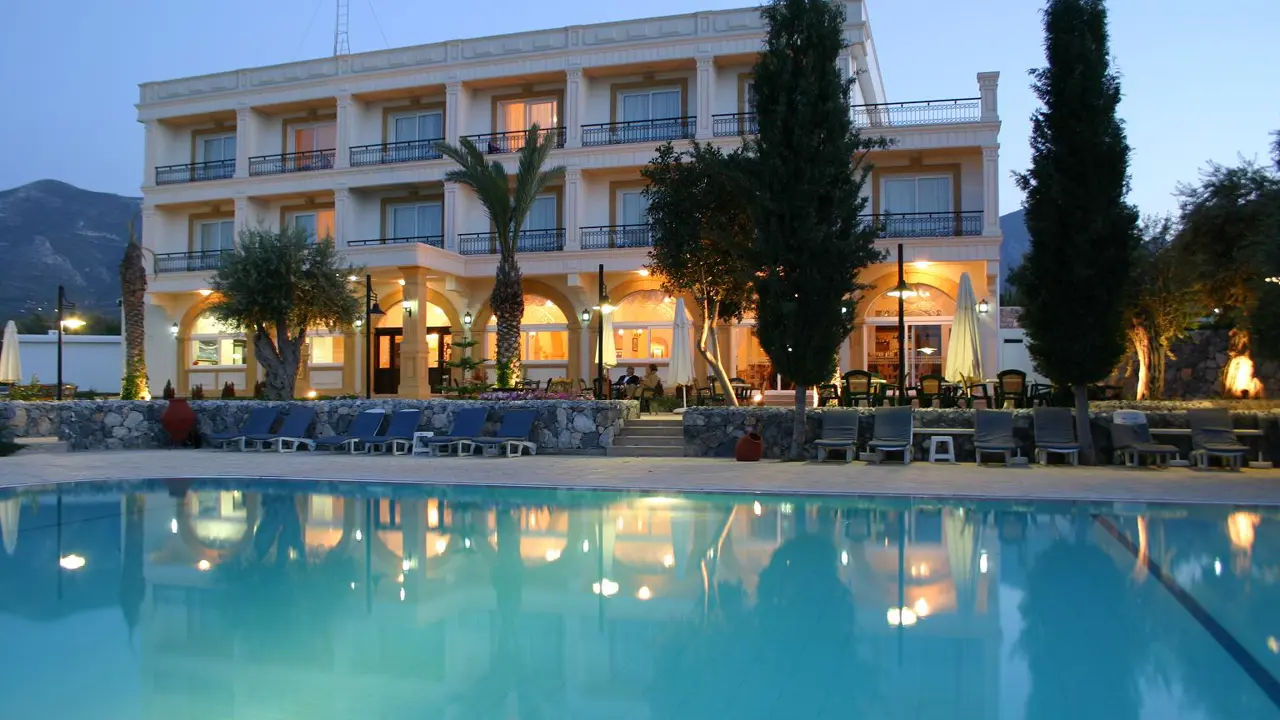 Altinkaya Hotel, Kyrenia, Pool Night