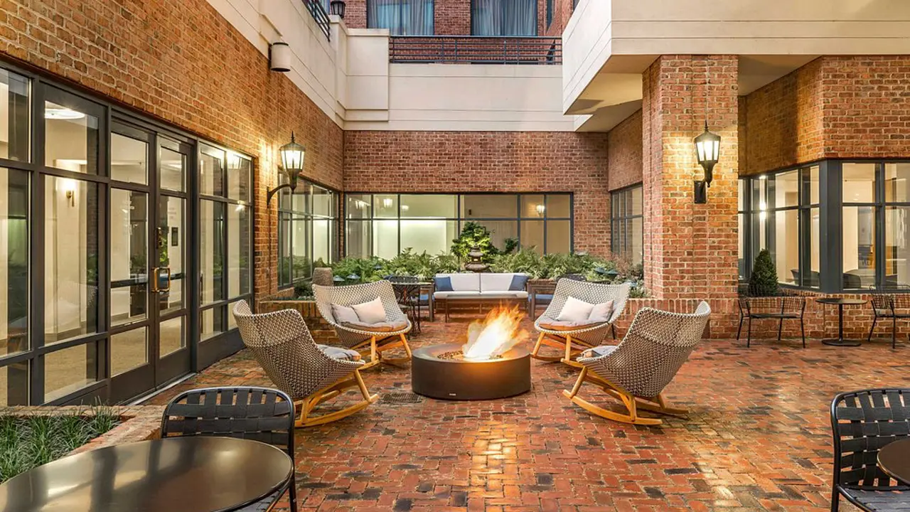 Sheraton Suites Old Town, Alexandria, courtyard