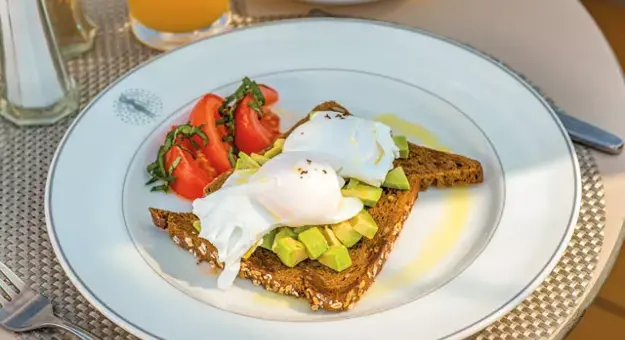 Poolsidebreakfast