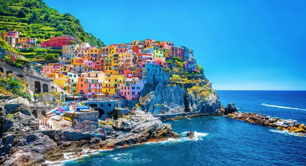 Colourful cliffside houses in Manarola in Cinque Terre, Italy, overlooking the sea