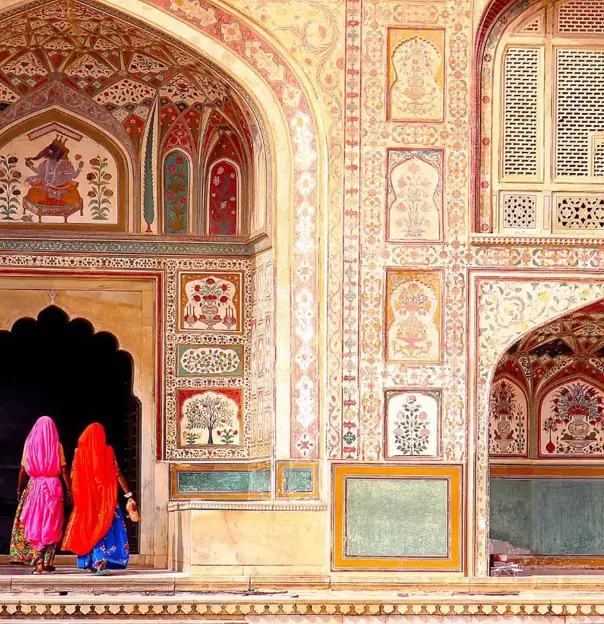 Entrance door of Amber Fort in India, showcasing intricate carvings and traditional Mughal-style sandstone architecture