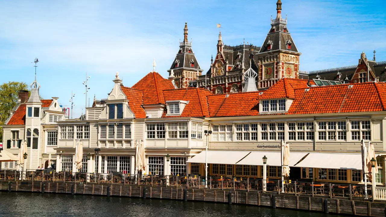 Open Havenfront Canal, Amsterdam Central Station