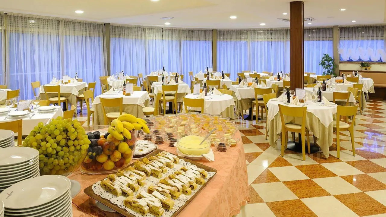 Club Hotel La Vela, Torbole, Dining