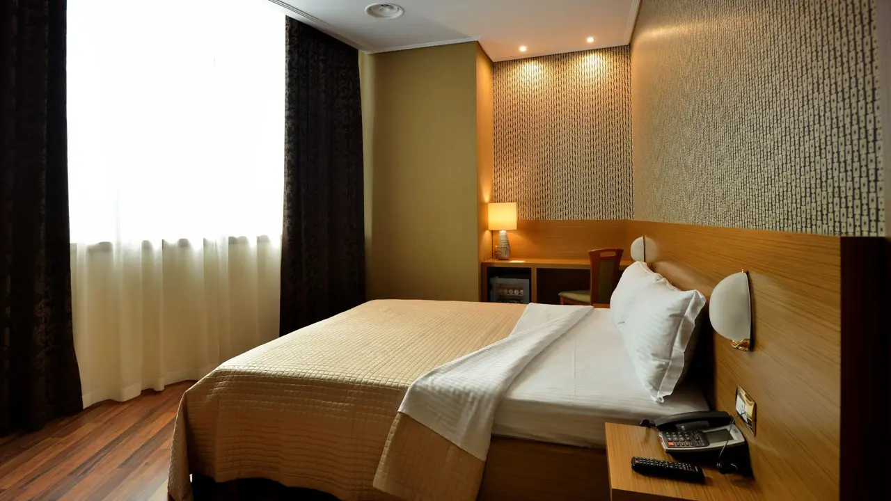Hotel Austria, Tirana, bedroom