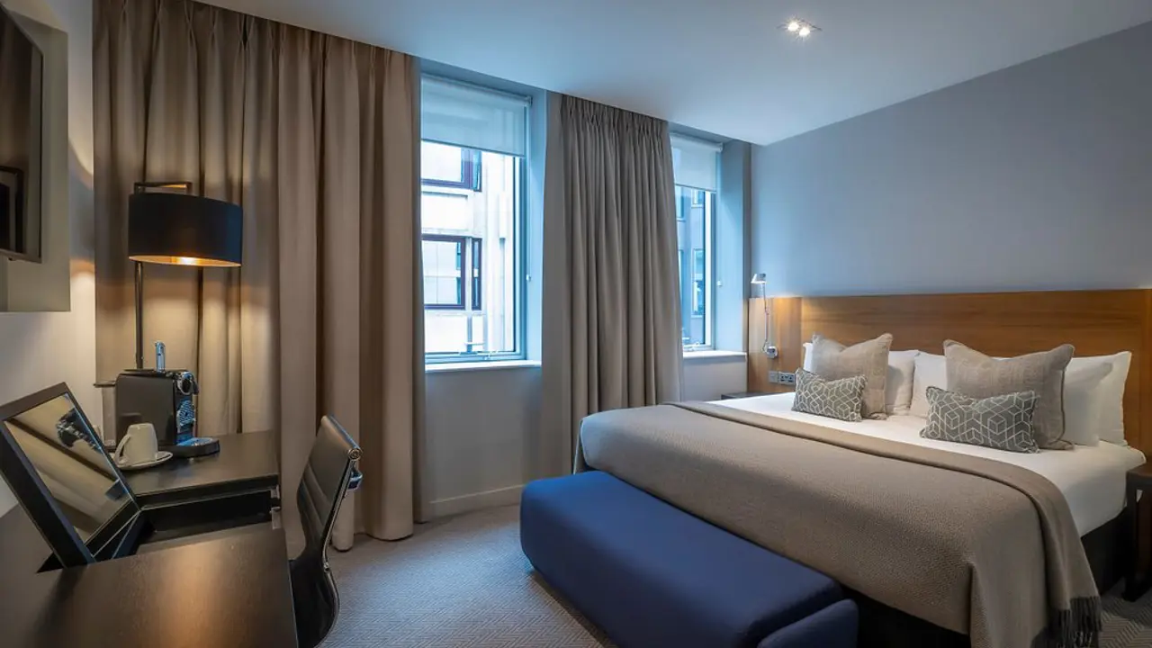 Clayton Hotel, London Wall, London, Bedroom