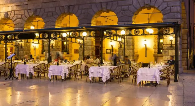 Restaurant in Verona with outdoor seating