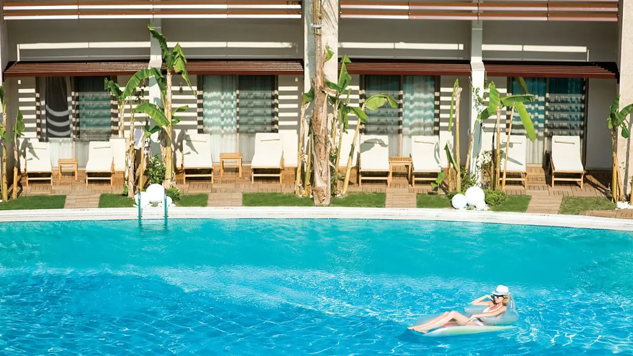 Paloma Pasha, Ozdere, pool