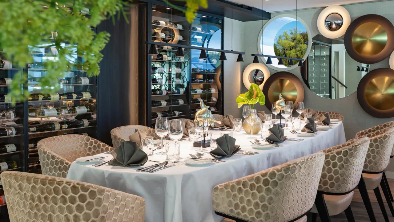 AMADEUS Cara Panorama Restaurant Captain S Table Captain S Table With Details In Panorama Restaurant AMADEUS Cara Lueftner Cruises Amadeus Moving Pictures