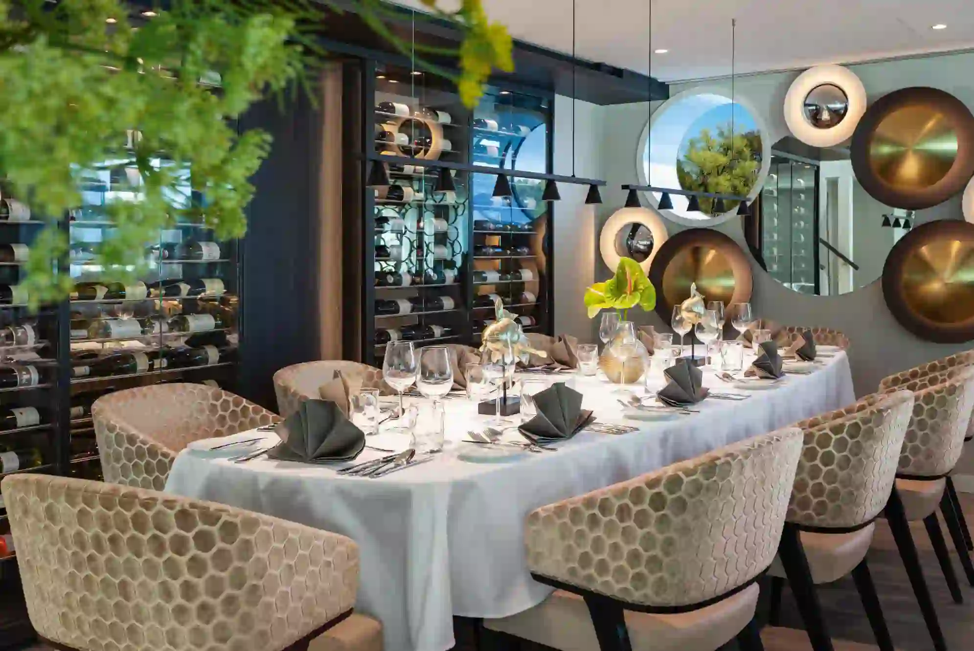 AMADEUS Cara Panorama Restaurant Captain S Table Captain S Table With Details In Panorama Restaurant AMADEUS Cara Lueftner Cruises Amadeus Moving Pictures