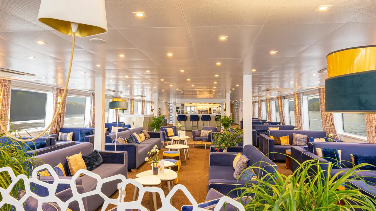 MS Symphonie lounge bar