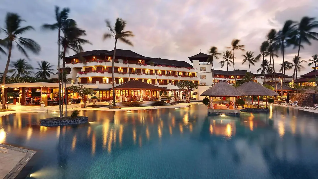 Nusa Dua Beach Hotel and Spa, Nusa Dua, pool at night
