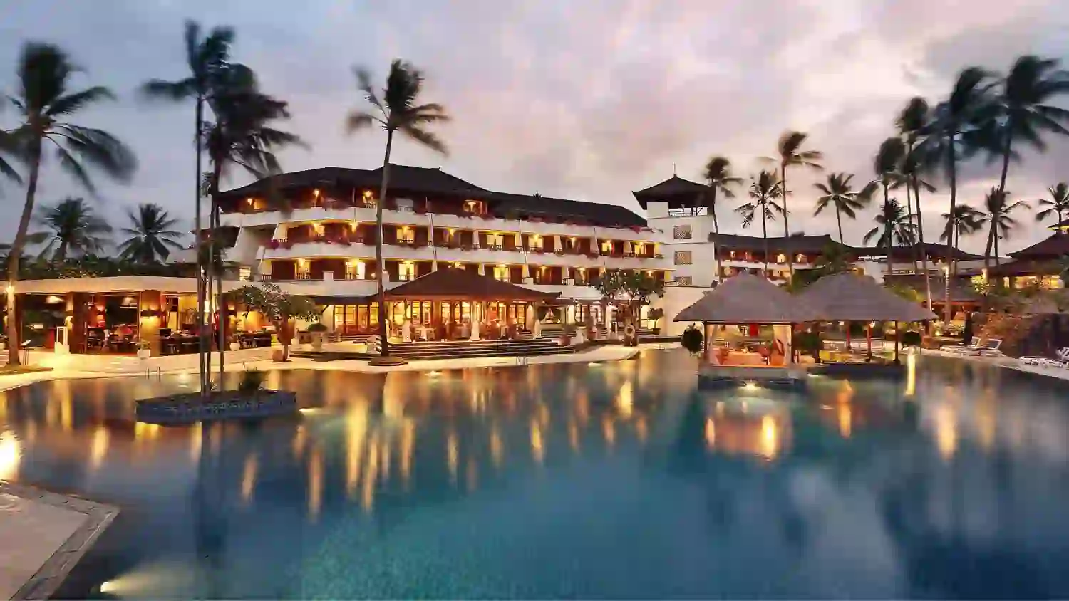 Nusa Dua Beach Hotel and Spa, Nusa Dua, pool at night