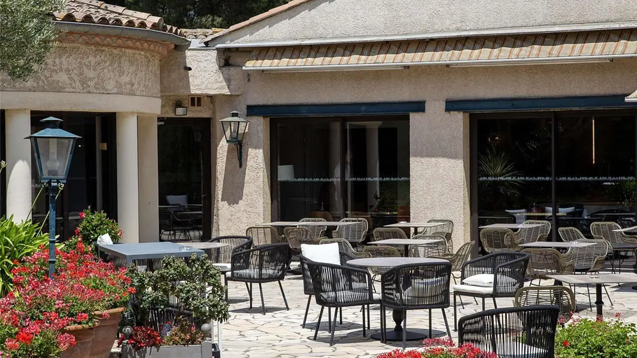 Mercure Carcassonne La Cité, Outside Dining