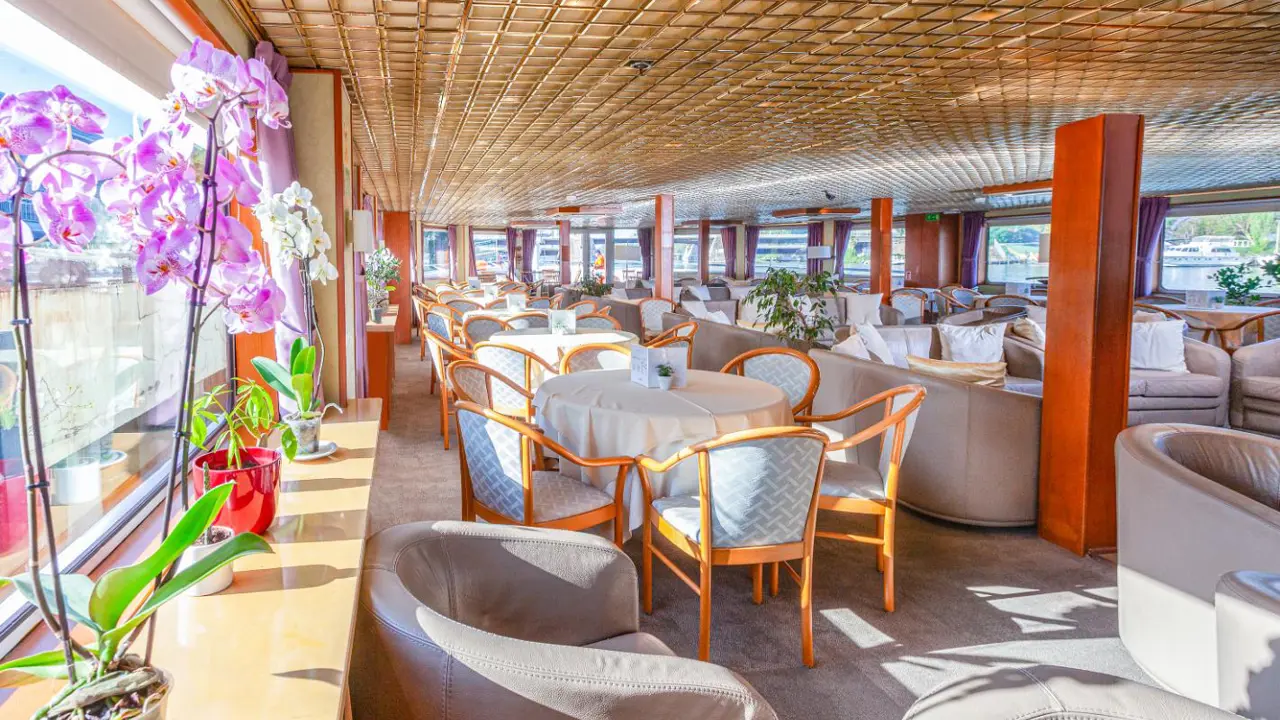 MS La Belle De Cadiz salon bar