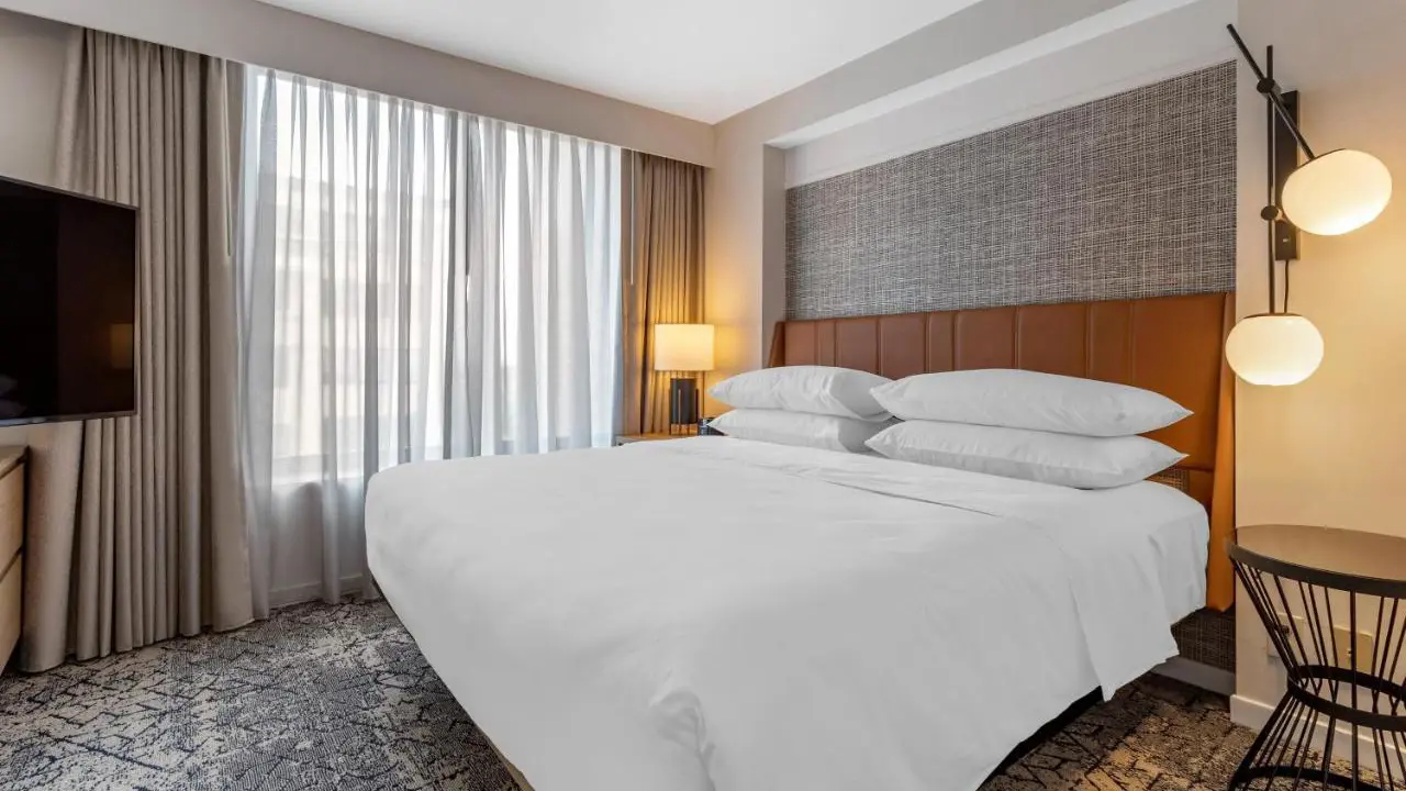 Sheraton Suites Old Town, Alexandria, bedroom