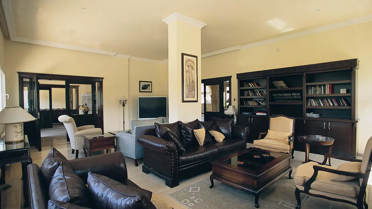 Altinkaya Hotel, Kyrenia, Lounge