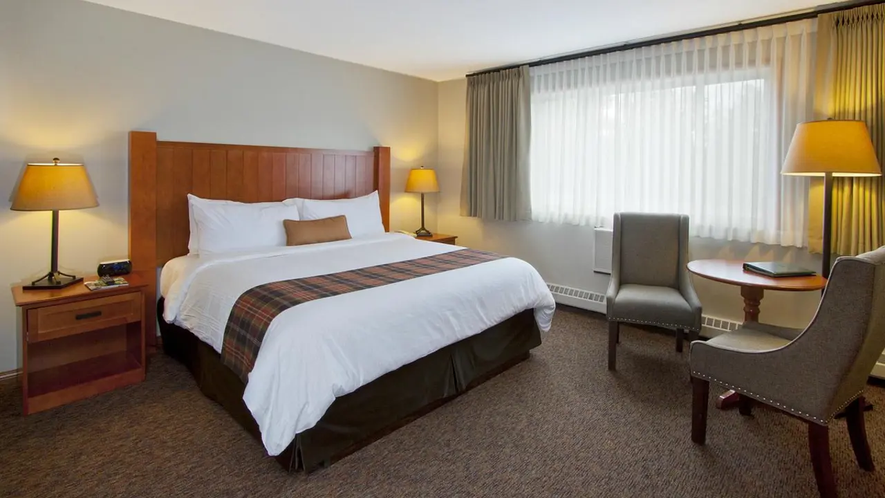 Whistler's Inn, Jasper, bedroom