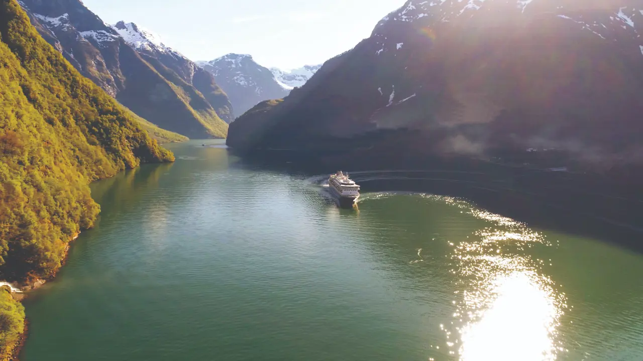Balmoral Cruising Naeroyfjord 1
