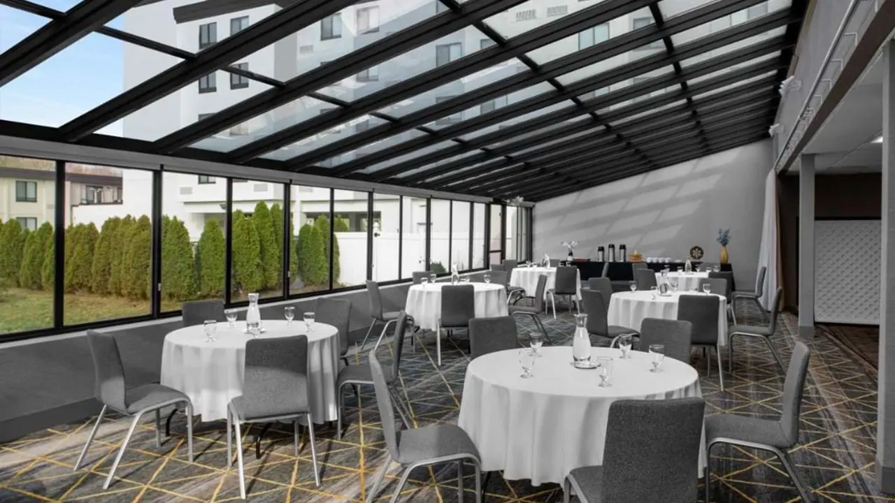 Holiday Inn, Hasbrouck Heights, dining