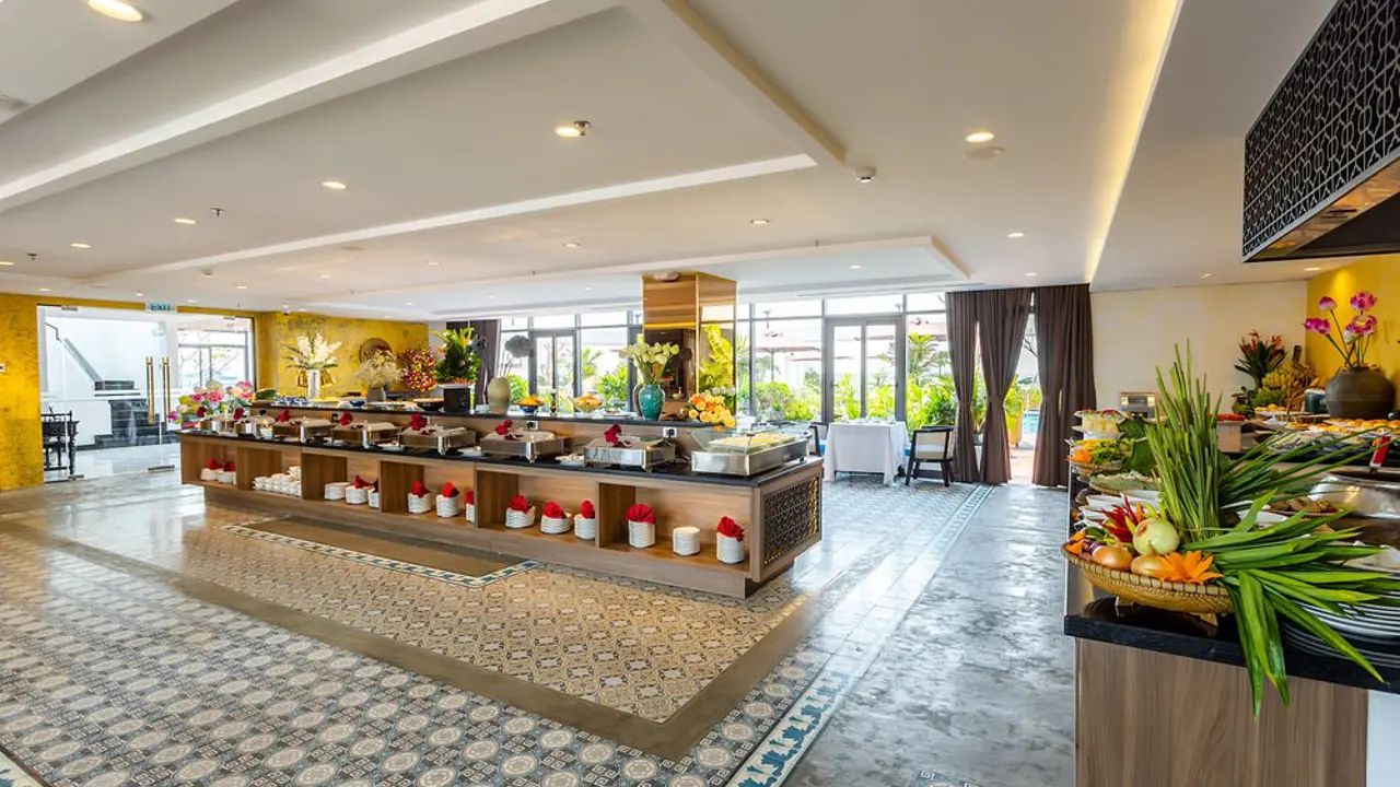 White Lotus Hotel, Hue, dining