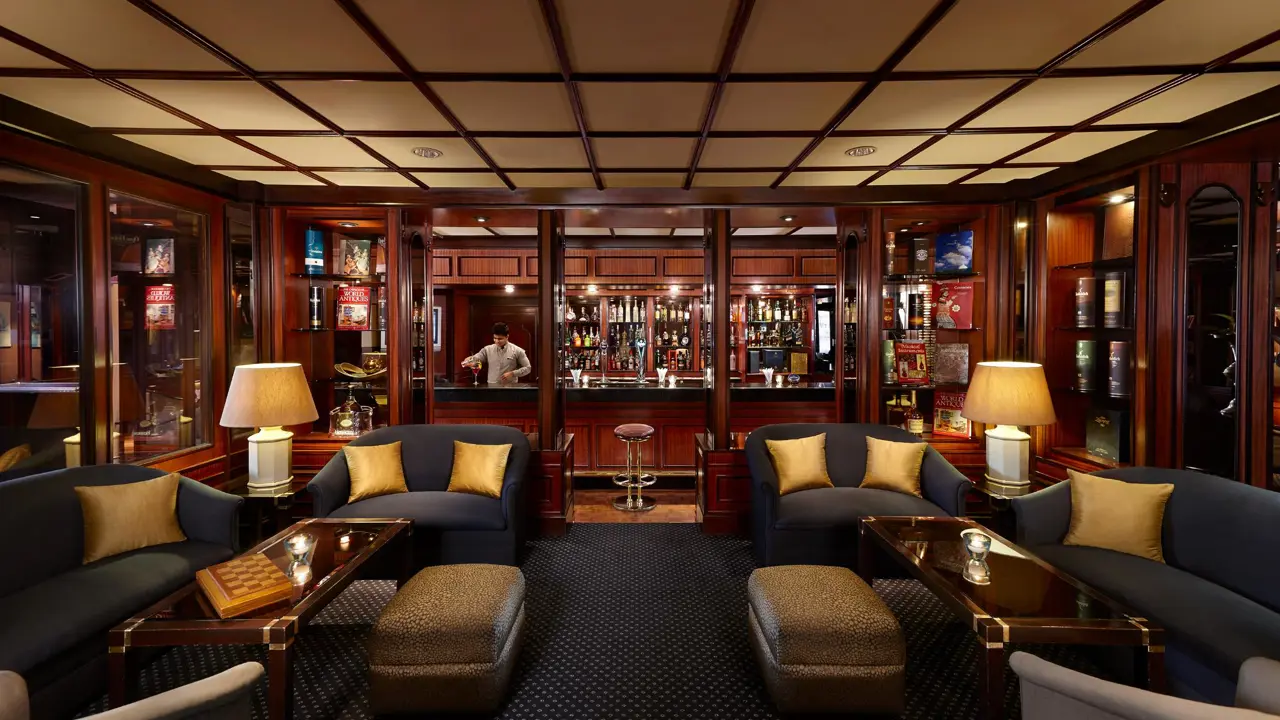 Cinnamon Lakeside, Colombo, library bar
