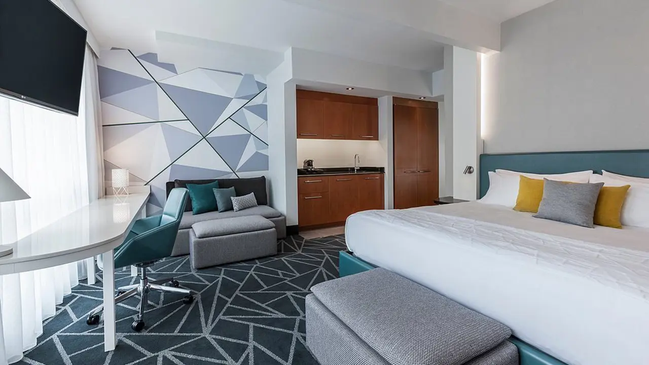 Warwick Le Crystale, Montreal, bedroom