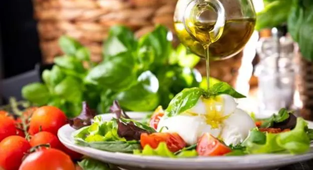Sh_2167323175 Salad with Tomatoes and Burrata, Puglia Region, South of Italy