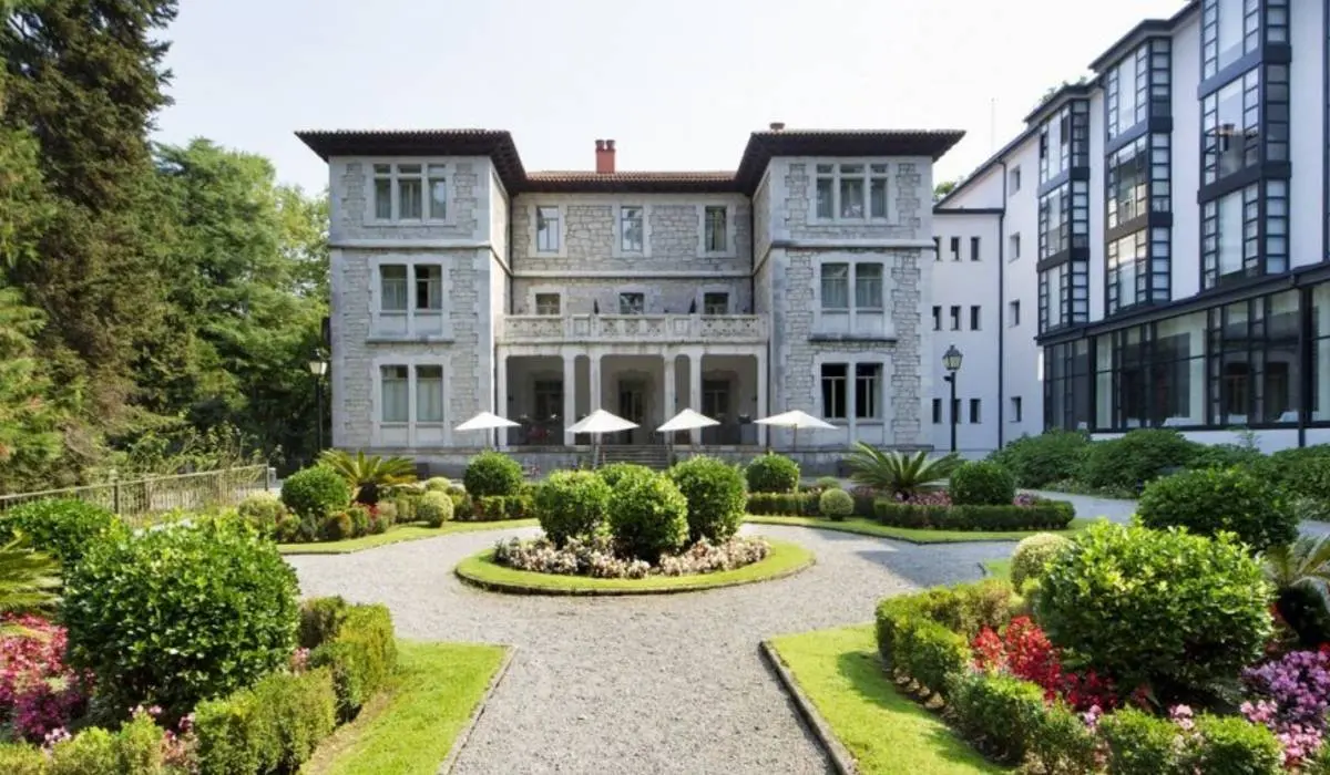Parador de Limpias, Limpias, exterior