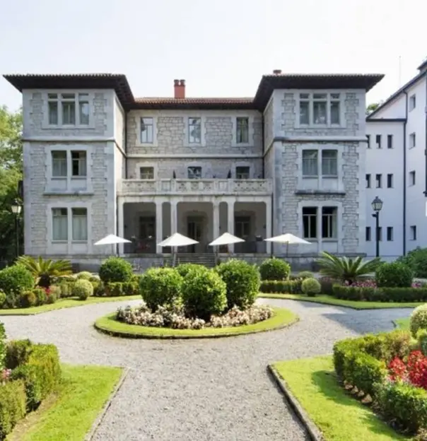 Parador de Limpias, Limpias, exterior