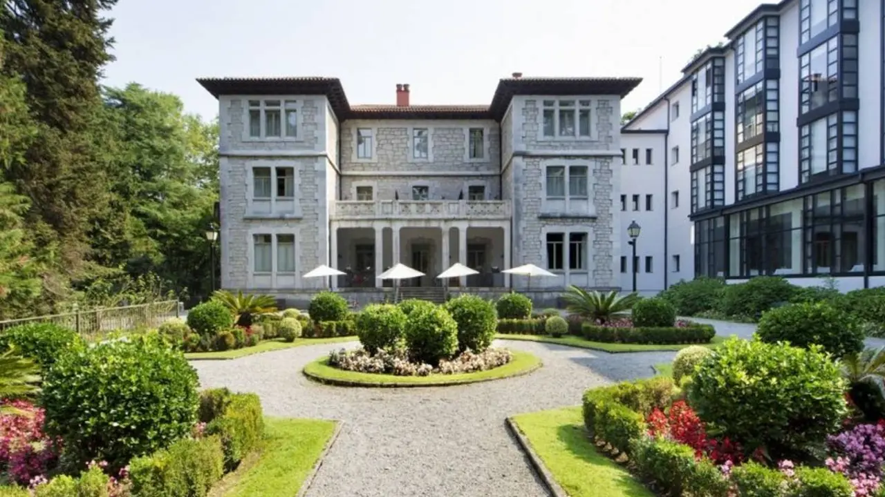 Parador de Limpias, Limpias, exterior