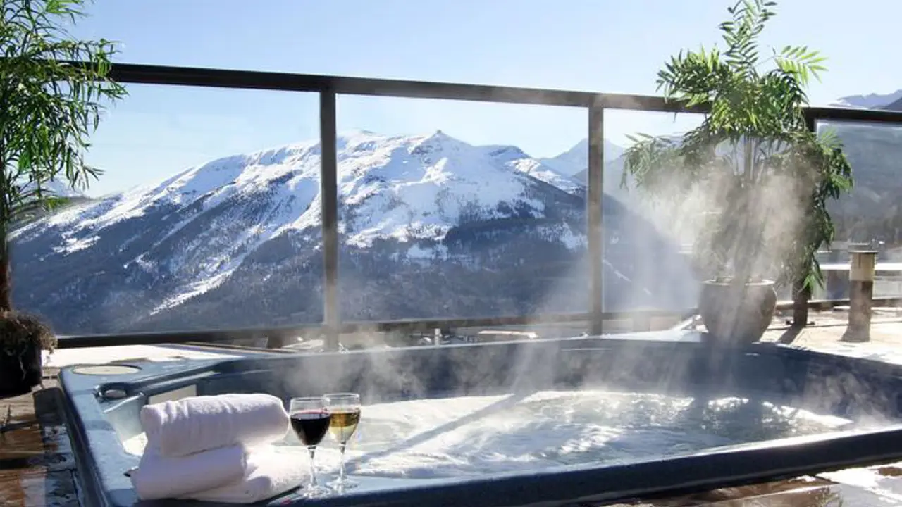 Whistler's Inn, Jasper, hot tub
