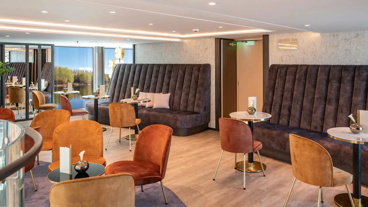 AMADEUS Cara Café Vienna Landscape Café Vienna AMADEUS Cara Landscape Horizontal With Outside View Lueftner Cruises Amadeus Moving Pictures